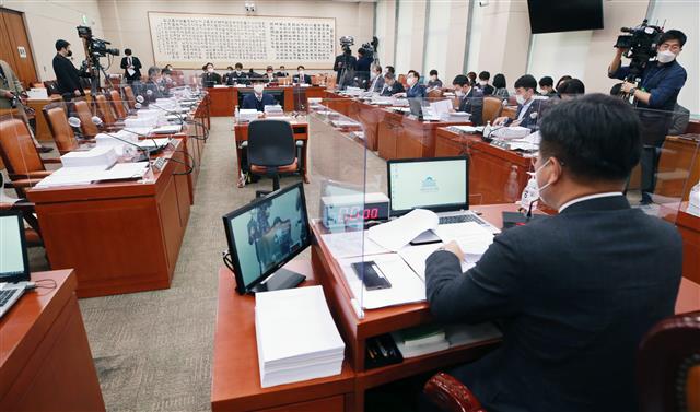 윤호중 위원장이 2일 오전 서울 여의도 국회에서 법제사법위원회 전체회의를 주재하고 있다. 국민의힘 의원들은 윤 위원장의 사과를 요구하며 불참했다. 2020.12.2 뉴스1