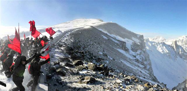북한 노동당 기관지 노동신문은 3일 백두산 답사 행군을 독려하며 내부 결속을 다져나갔다. 신문은 “지난해 12월 전국당 선전일꾼 백두산지구 혁명전적지 답사 행군대가 겨울철 답사를 시작한 때로부터 올해 수백 개의 답사 행군대가 백두 대지의 눈보라를 헤치며 혁명의 성산 백두산에 올랐다”라며 “백두산 공격 정신을 삶과 투쟁의 진리로 여긴 사람만이 오늘의 총공격전에서 영예로운 승리자가 될 수 있다”라고 강조했다. 평양 노동신문=뉴스1