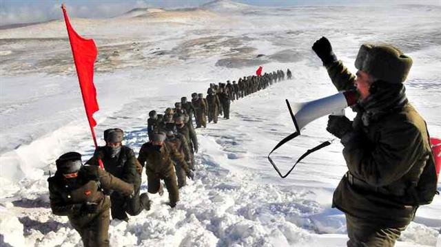 북한 노동당 기관지 노동신문은 3일 백두산에 오른 답사 행군대의 모습을 조명했다. 신문은 “지난해 12월 전국당 선전일꾼 백두산지구 혁명전적지 답사 행군대가 겨울철 답사를 시작한 때로부터 올해 수백 개의 답사 행군대가 백두 대지의 눈보라를 헤치며 혁명의 성산 백두산에 올랐다”라며 “백두산 공격 정신을 삶과 투쟁의 진리로 여긴 사람만이 오늘의 총공격전에서 영예로운 승리자가 될 수 있다”라고 강조했다. 평양 노동신문=뉴스1