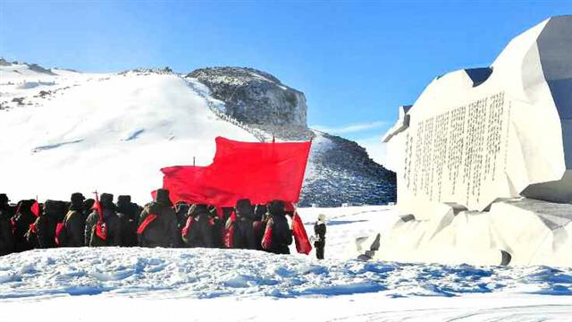 북한 노동당 기관지 노동신문은 3일 백두산 답사 행군을 독려하며 내부 결속을 다져나갔다. 신문은 “지난해 12월 전국당 선전일꾼 백두산지구 혁명전적지 답사 행군대가 겨울철 답사를 시작한 때로부터 올해 수백 개의 답사 행군대가 백두 대지의 눈보라를 헤치며 혁명의 성산 백두산에 올랐다”라며 “백두산 공격 정신을 삶과 투쟁의 진리로 여긴 사람만이 오늘의 총공격전에서 영예로운 승리자가 될 수 있다”라고 강조했다. 평양 노동신문=뉴스1