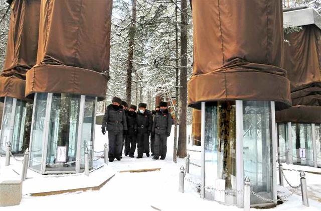 북한 노동당 기관지 노동신문은 3일 올 한해 백두산지구 혁명전적지 답사에 참여한 인원이 8만4000명에 달한다고 전했다. 신문은 “지난해 12월부터 올해 11월까지 8만4000여 명의 인민군 장병과 청소년 학생들이 백두산지구 혁명전적지를 답사하였다”라며 “온 나라 전체 인민이 백두의 혁명전통을 영원히 고수하고 전면적으로 구현해나갈 철석의 의지를 안고 답사 행군을 이어가고 있다”라고 설명했다. 평양 노동신문=뉴스1