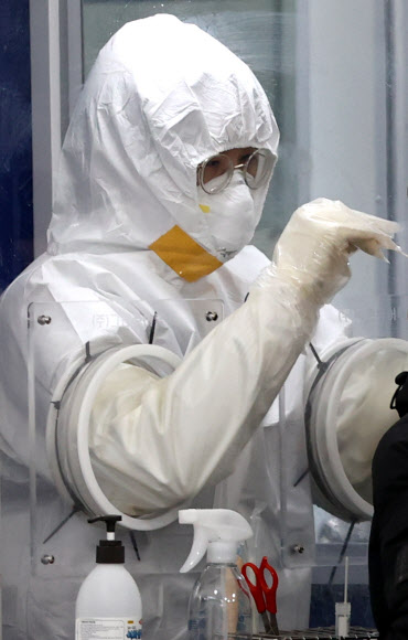 3일 오전 서울 송파구보건소 선별진료소에서 의료진이 감염을 막기 위해 방호복 틈에 테이프를 붙인 채 업무를 보고 있다. 2020.12.3  연합뉴스