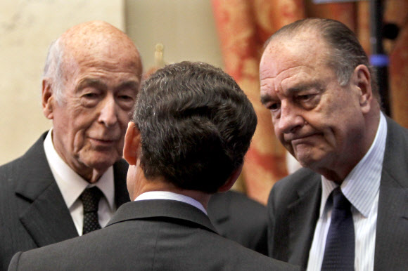 2일(이하 현지시간) 세상을 떠난 발레리 지스카르 데스탱(왼쪽) 전 프랑스 대통령이 2010년 3월 1일 파리에서 니콜라 사르코지(가운데) 당시 대통령, 자크 시라크 전 대통령과 얘기를 나누고 있다. AP 자료사진 연합뉴스 