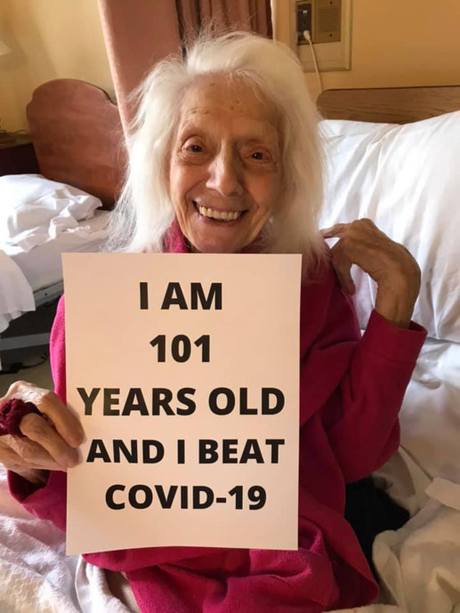 스페인독감이 창궐하던 1918년 태어나 102세의 나이에 코로나19에 두 번 감염됐다가 완치된 앤젤리나 프리드먼 할머니. 사진은 지난 3월 완치됐을 때 촬영.