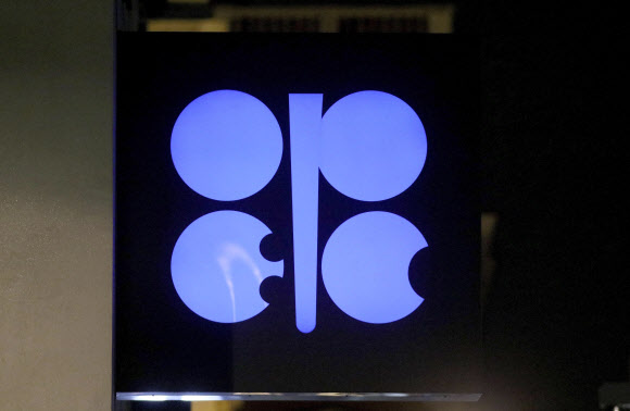 오스트리아 빈 석유수출국기구(OPEC) 본부에 걸린 로고. OPEC+는 내년 3일(현지시간) 현재 하루 770만배럴인 감산 규모를 하루 720만배럴로 줄이기로 합의했다. AP 연합뉴스