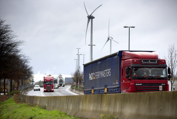3일(현지시간) 벨기에 푸르스에 있는 화이자 본사 적재장을 출발한 트럭들이 줄지어 이동하고 있다. 영국 정부는 이날 유로터널을 통해 코로나19 백신 첫 접종 물량이 영국 내 허브센터에 들어왔다고 밝혔다. 푸르스 AP 연합뉴스 