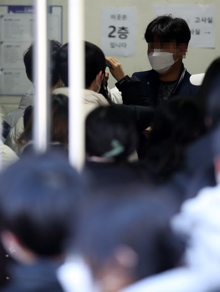 발열 체크하며 논술 고사장 향하는 수험생들