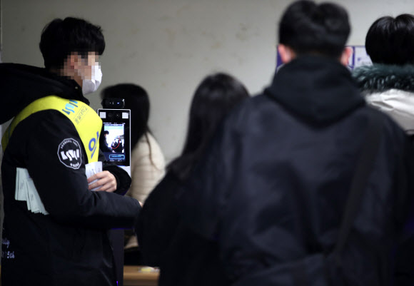 발열 체크하며 논술 고사장 향하는 수험생들