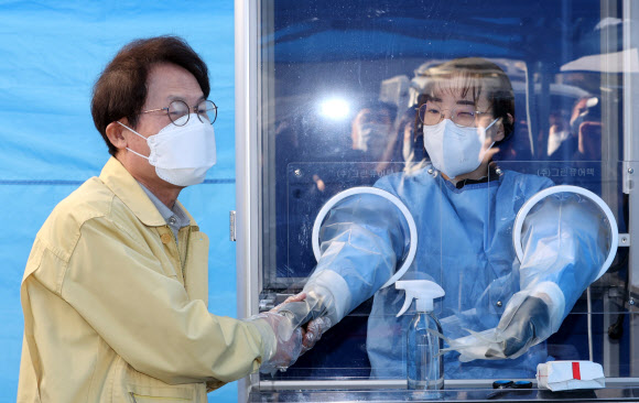 코로나 검사소 직원 격려하는 조희연 교육감