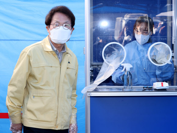 조희연 교육감, 수능 감독관 코로나 검사소 방문