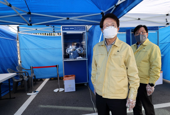 조희연 교육감, 수능 감독관 코로나 검사소 방문