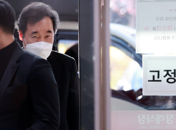장례식장 들어서는 이낙연 민주당 대표
