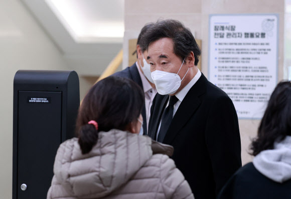 측근 빈소 찾은 이낙연 민주당 대표