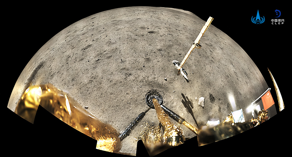 중국의 무인 달 탐사선 창어 5호가 3일(현지시간) 달 표면을 이륙하는 과정에 파노라마 카메라가 포착한 사진. 오른쪽에 오성홍기가 펄럭이지도 않고 똑바로 펼쳐져 있는 것이 확인된다. CNSA 제공 신화 연합뉴스 