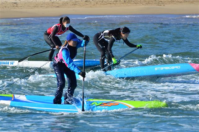파도를 뚫고 앞으로
