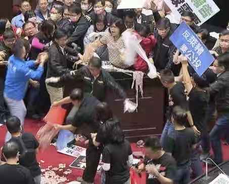 지난달 27일 대만 타이베이 입법원(국회) 의사당에서 여야 의원들이 미국산 돼지고기 수입을 둘러싸고 물리적 다툼을 벌이고 있다. 서울신문 DB