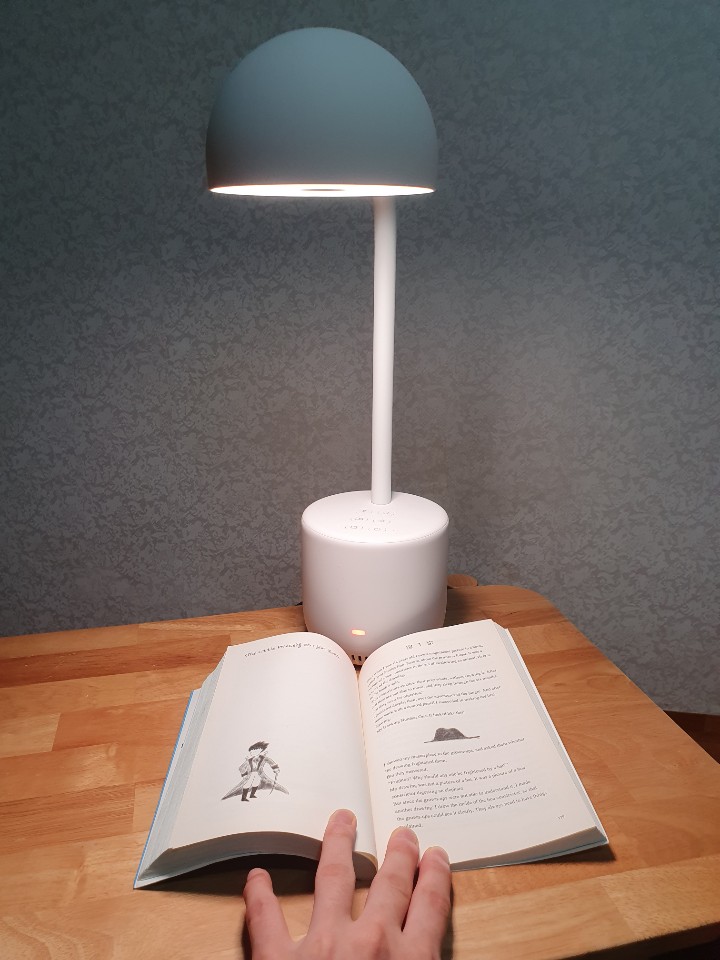 네이버가 최근 출시한 책 읽어주는 인공지능 조명 ‘클로바 램프’를 이용해 영어로 된 ‘어린왕자’를 낭독하게끔 하고 있는 모습. 　한재희 기자 jh@seoul.co.kr