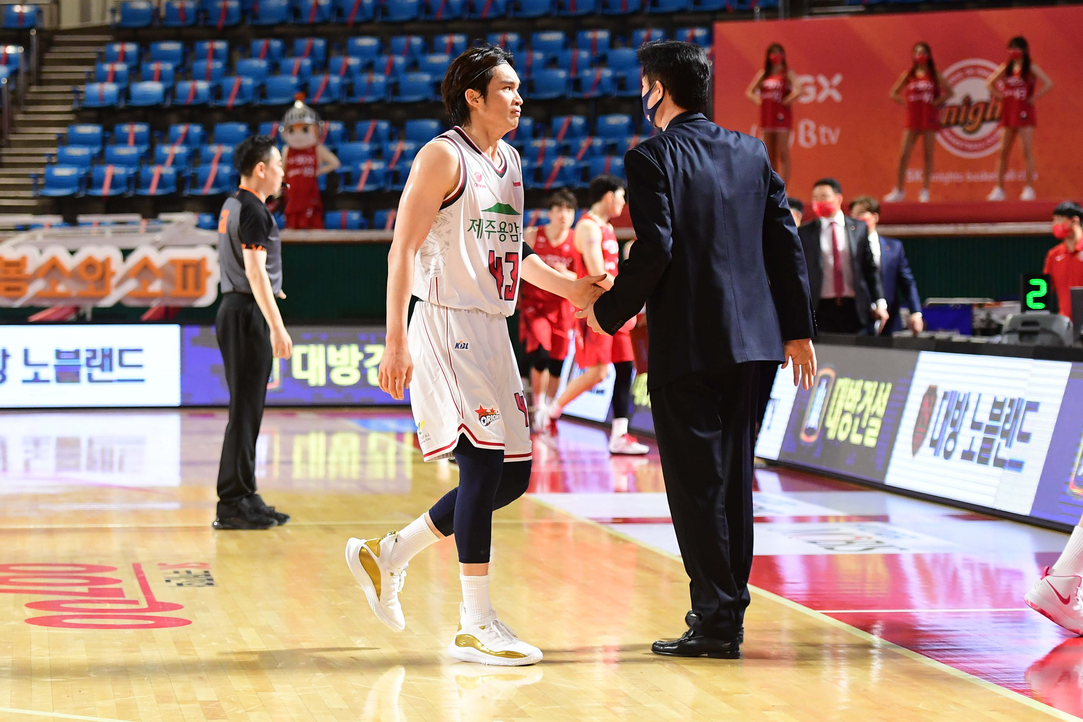 대화하고 있는 강을준 감독과 이대성. KBL 제공