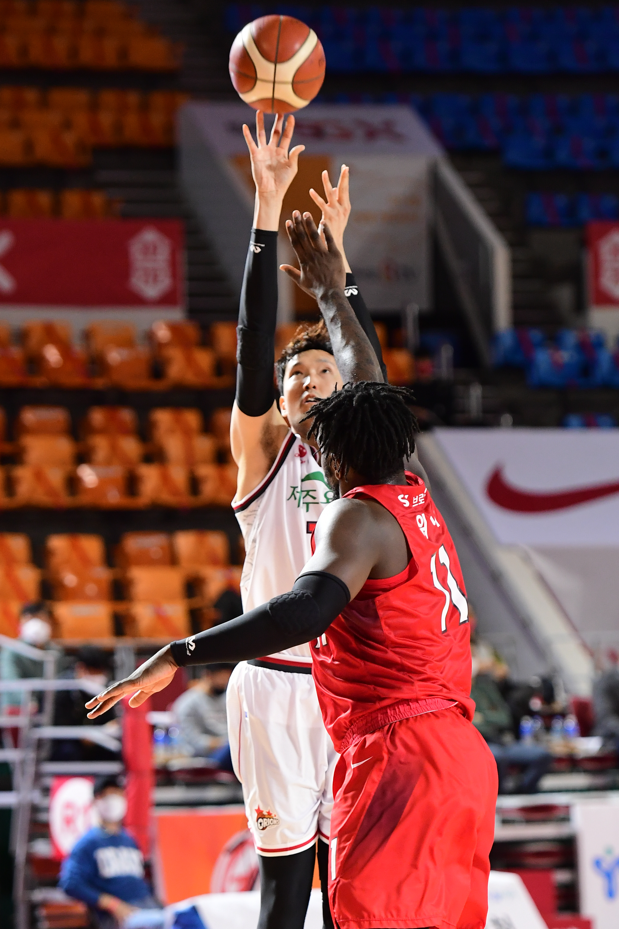 오리온 이종현의 3점슛 시도. KBL 제공