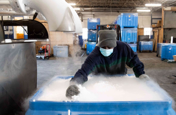 미국 메릴랜드주 볼티모어의 한 공장에서 지난달 20일 코로나19 냉동 보관에 필수적으로 필요한 드라이아이스가 생산되고 있다- AFP 연합뉴스 