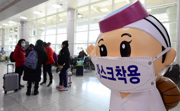 제주국제공항에 설치된 해녀 캐릭터가 마스크를 착용하고 있다. 2020.12.7 박윤슬 기자 seul@seoul.co.,kr