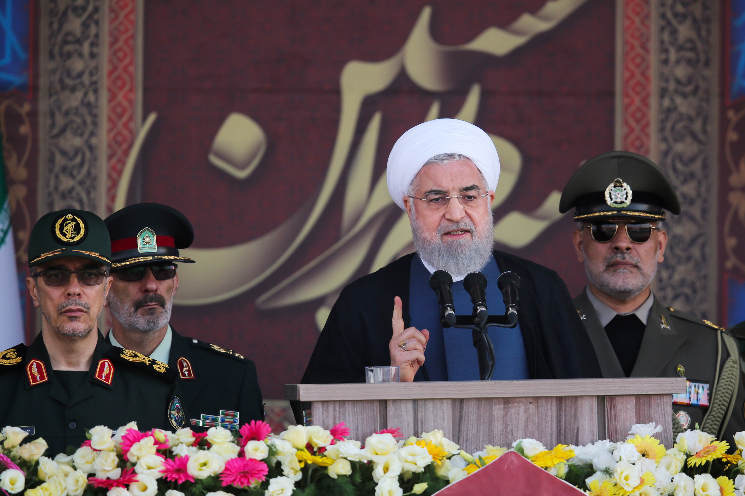 지난해 이란 테헤란에서 열린 ‘이란-이라크전 39주년 군 열병식’에서 연설 중인 하산 로하니(오른쪽 두번째) 대통령. 서울신문 DB