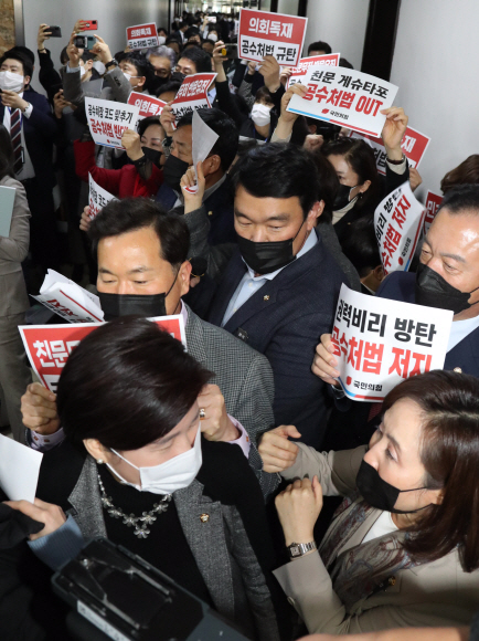 7일 오후 국민의힘 의원들이 더불어민주당의 고위공직자범죄수사처(공수처)법 개정안 등 입법 강행에 맞서 국회 법사위 회의실 앞에 집결해 규탄 구호를 외치는 가운데 민주당 백혜련 법안심사1소위원장이 국민의힘 의원들 사이를 뚫고 회의장으로 들어가고 있다.2020. 12. 7  김명국 선임기자 daunso@seoul.co.kr