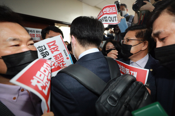 공수처법 개정안에 반대하며 농성을 진행중인 국민의힘 의원들이 7일 오후 서울 여의도 국회에서 법제사법위원회 법안심사제1소위 회의실로 향하는 김남국 더불어민주당 의원을 막아 서고 있다.2020. 12. 7  김명국 선임기자 daunso@seoul.co.kr