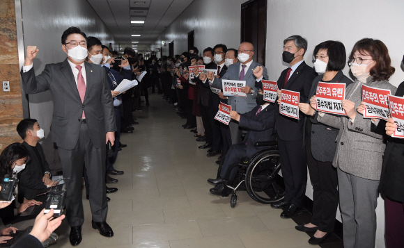 국민의힘 의원들이 7일 오전 서울 여의도 국회 법제사법위원회 법안심사제1소위 회의실 앞에서 공수처법을 규탄하며 구호를 외치고 있다.2020. 12. 7  김명국 선임기자 daunso@seoul.co.kr