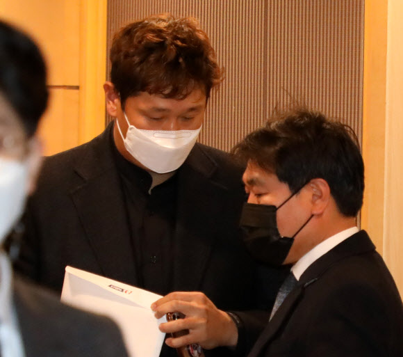 변호사와 대화하는 이대호