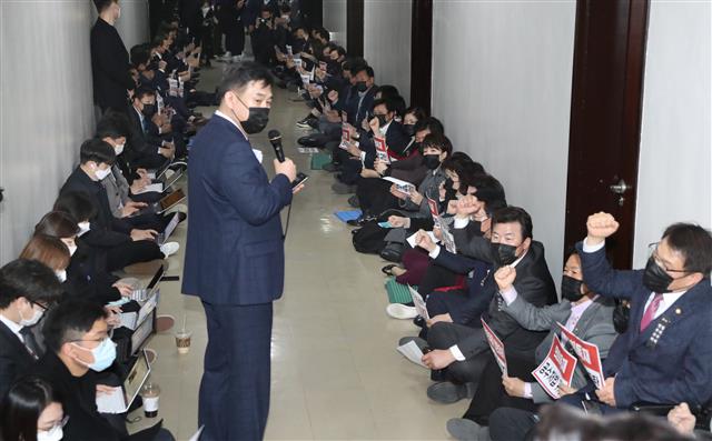 공수처법 개정안에 반대하며 농성을 진행중인 국민의힘 의원들이 7일 오후 서울 여의도 국회법제사법위원회 법안심사제1소위 회의실 앞에서 구호를 외치고 있다. 2020.12.7/뉴스1