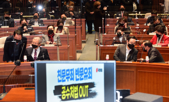 김종인 국민의힘 비상대책위원장과 주호영 원내대표가 8일 국회에서 열린 비상의원총회에서 각각 대화를 나누고 있다.2020. 12. 8 김명국 선임기자 daunso@seoul.co.kr