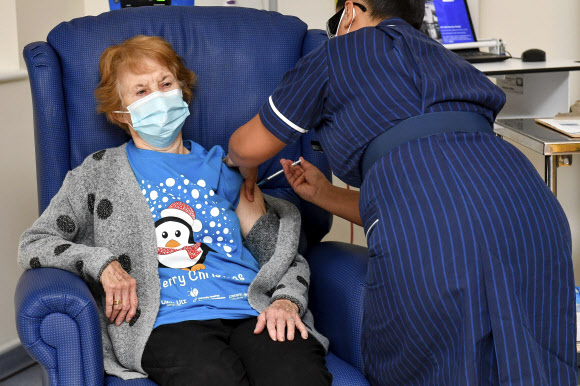 영국서 첫 코로나19 백신 접종받는 90세 할머니