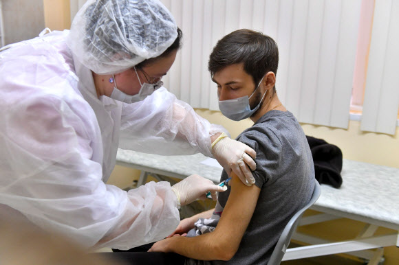 러시아, 자체 개발 코로나19 백신 접종 시작