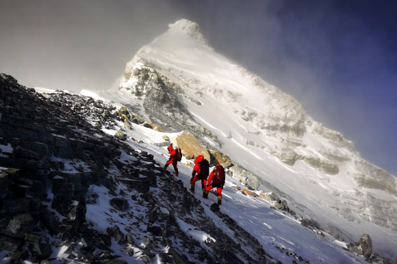 중국의 실측 팀 요원들이 지난 5월 27일 세계 최고봉 에베레스트 봉우리의 높이를 실측하기 위해 정상으로 향하고 있다. 중국과 네팔 정부는 8일 합의해 앞으로 에베레스트 높이를 8848.86m로 표기하기로 했다. 신화 AP 자료사진 연합뉴스 