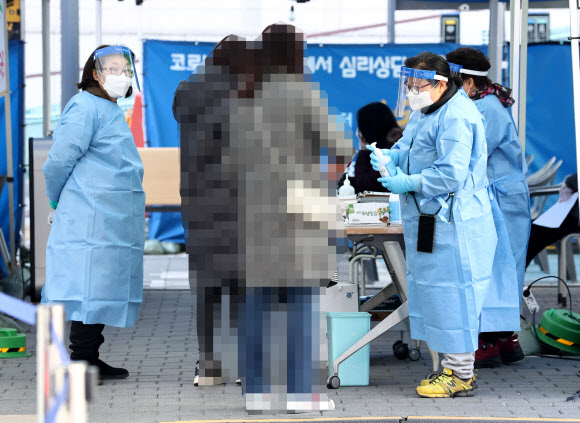 8일 오후 서울 은평구 보건소에 마련된 선별진료소에서 의료진이 업무를 보고 있다. 2020.12.8  연합뉴스