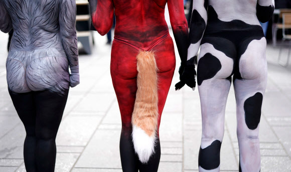 동물로 바디페인팅을 한 PETA 시위자들이 8일(현지시간) 미국 뉴욕 타임스퀘어에서 팻말을 들고 모여있는 뒷모습. AFP 연합뉴스