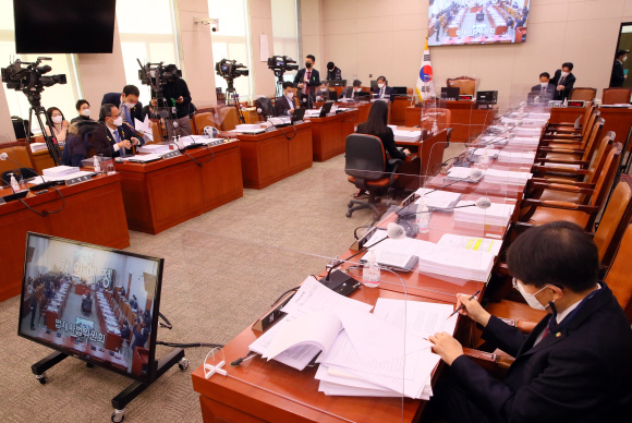 9일 국회 법제사법위원회에서 예정된 전체회의가 30여분이 지나도록 지연되고 있다. 2020. 12. 9 정연호 기자tpgod@seoul.co.kr