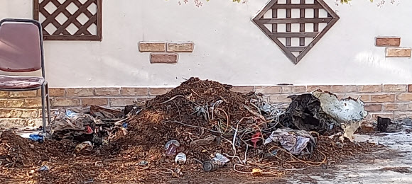 8일 오전 3시쯤 경남 양산시 북부동에 있는 한 재개발구역 교회 담벼락 쓰레기더미에서 훼손된 시신이 발견됐다. 사진은 훼손 시신이 발견된 쓰레기더미. 연합뉴스