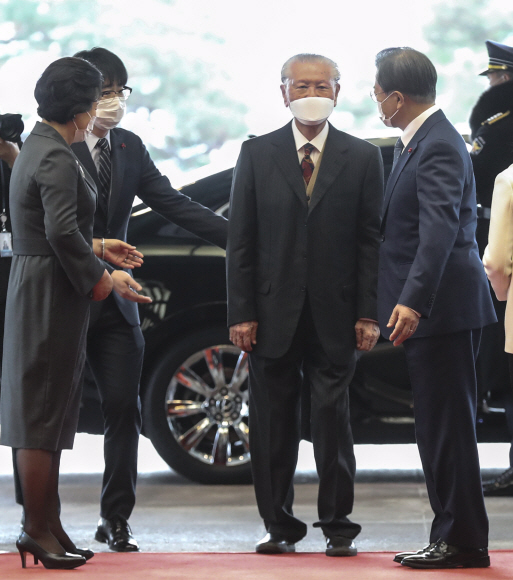 문재인 대통령이 9일 세한도 기증자 손창근 옹을 청와대 본관 앞에서 맞이하고 있다. 2020. 12. 9 정연호 기자tpgod@seoul.co.kr