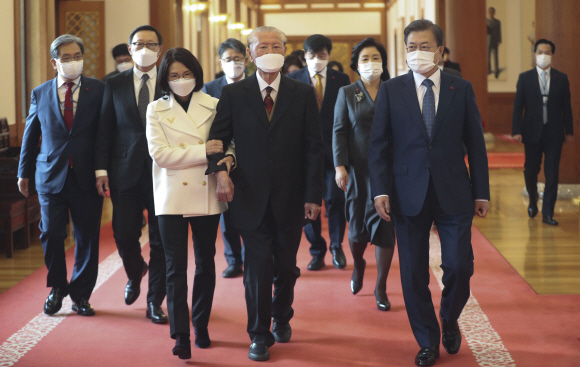 문재인 대통령이 세한도 기증자 손창근 옹을 청와대로 초청해 세한도(복제품)를 배경으로 기념사진을 촬영한 뒤 환담장으로 이동하고 있다. 2020. 12. 9 도준석 기자pado@seoul.co.kr