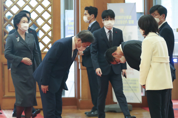 문재인 대통령이 9일 청와대 본관 로비에서 세한도 기증자 손창근 옹의 아들 손성규 연세대 교수, 며느리 고두연 씨(앞줄 왼쪽 셋째부터)와 인사를 나누고 있다. 2020. 12. 9 도준석 기자pado@seoul.co.kr