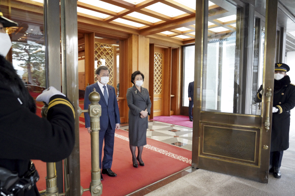 문재인 대통령이 9일 세한도 기증자 손창근 옹을 맞이하기 위해 청와대 본관 앞에서 대기중인 문재인 대통령과 부인 김정숙 여사. 2020. 12. 9 도준석 기자pado@seoul.co.kr