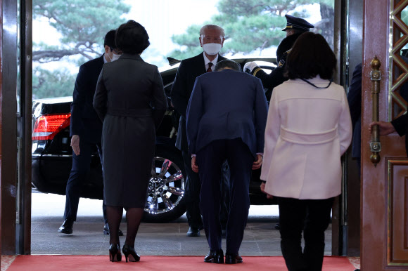 세한도 기증 손창근옹에게 예의 표하는 문 대통령