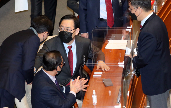 주호영 국민의힘 원내대표가 9일 국회 본회의장에서 의원들과 대화를 하고있다. 2020. 12. 9 정연호 기자tpgod@seoul.co.kr