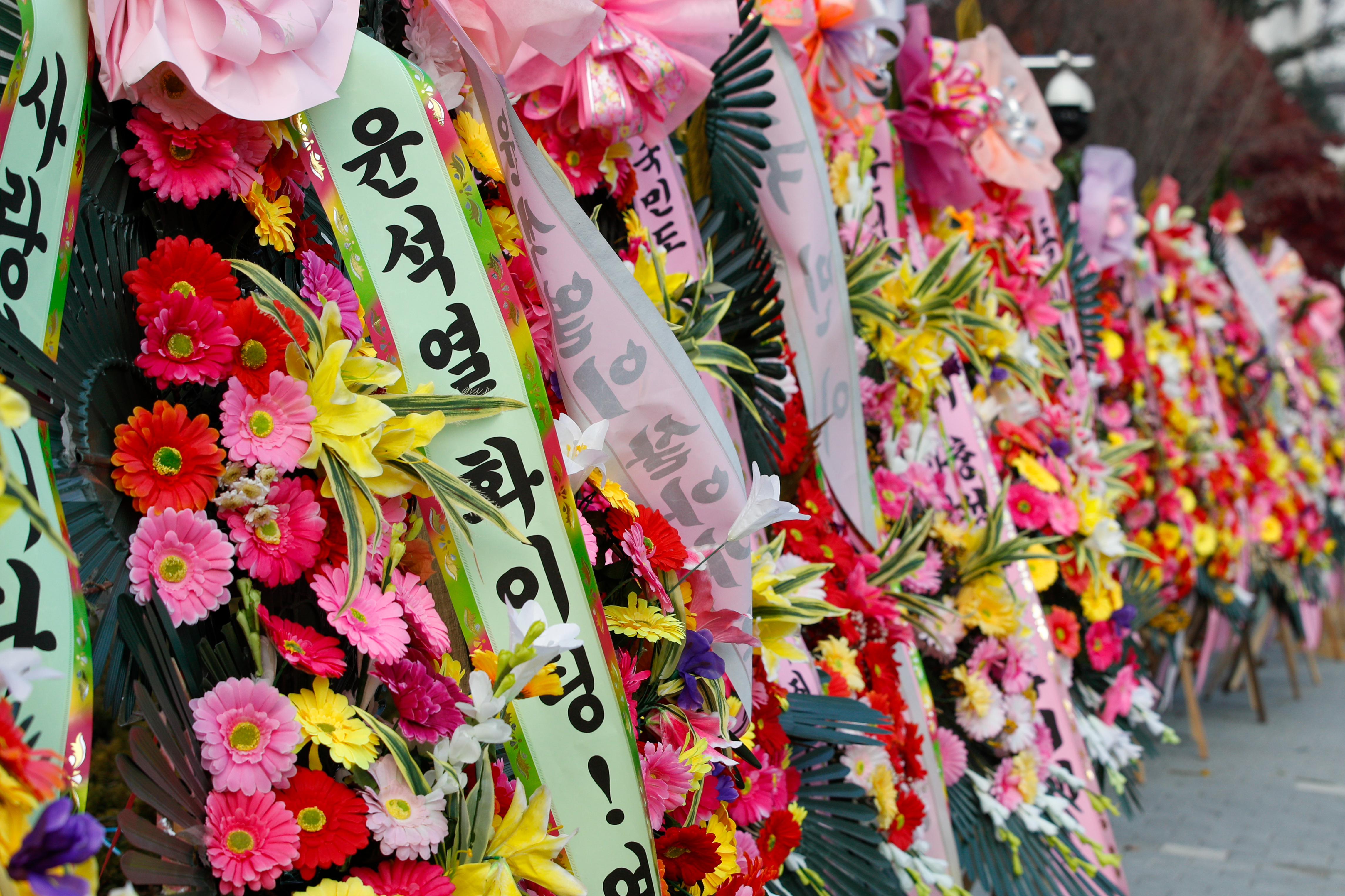 윤석열 검찰총장의 징계 여부와 수위를 심의할 법무부 검사징계위원회(징계위)가 열리고 있는 10일 서울 서초구 대검찰청 앞에 윤 총장 응원 화환이 놓여있다. 2020.12.10 뉴스1