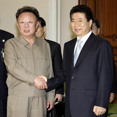 김정일 전 북한 국방위원장(왼쪽)과 고(故)노무현 전 대통령/연합