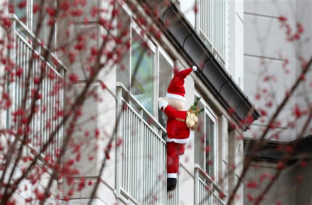 선물 꾸러미 들고 찾아온 산타