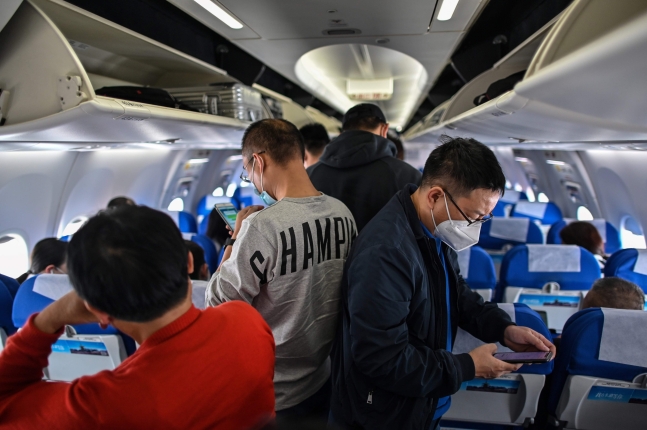 지난 9월 중국 상하이에서 출발을 앞둔 우한행 항공기 승객들이 마스크를 쓰고 있다. AFP 연합뉴스