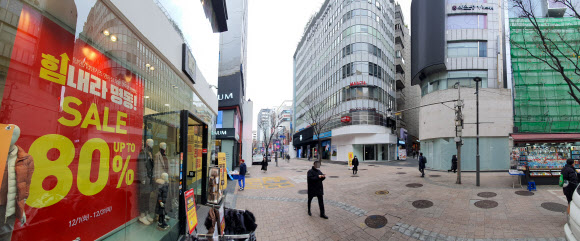 수도권 내 코로나19 확진자가 급속하게 늘면서 10일 서울 중구 명동 거리가 한산하다. 일부 업체들은 최고 80% 파격 세일로 고객 유치에 나서고 있다. 연합뉴스